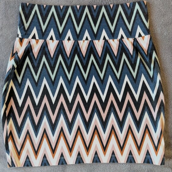 5/$25 ⚡ Zig-zag striped pattern skirt - Picture 1 of 5